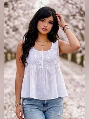 Women’s NWOT White Floral Embroidered Sleeveless Sheer Tank blouse in S, M, L